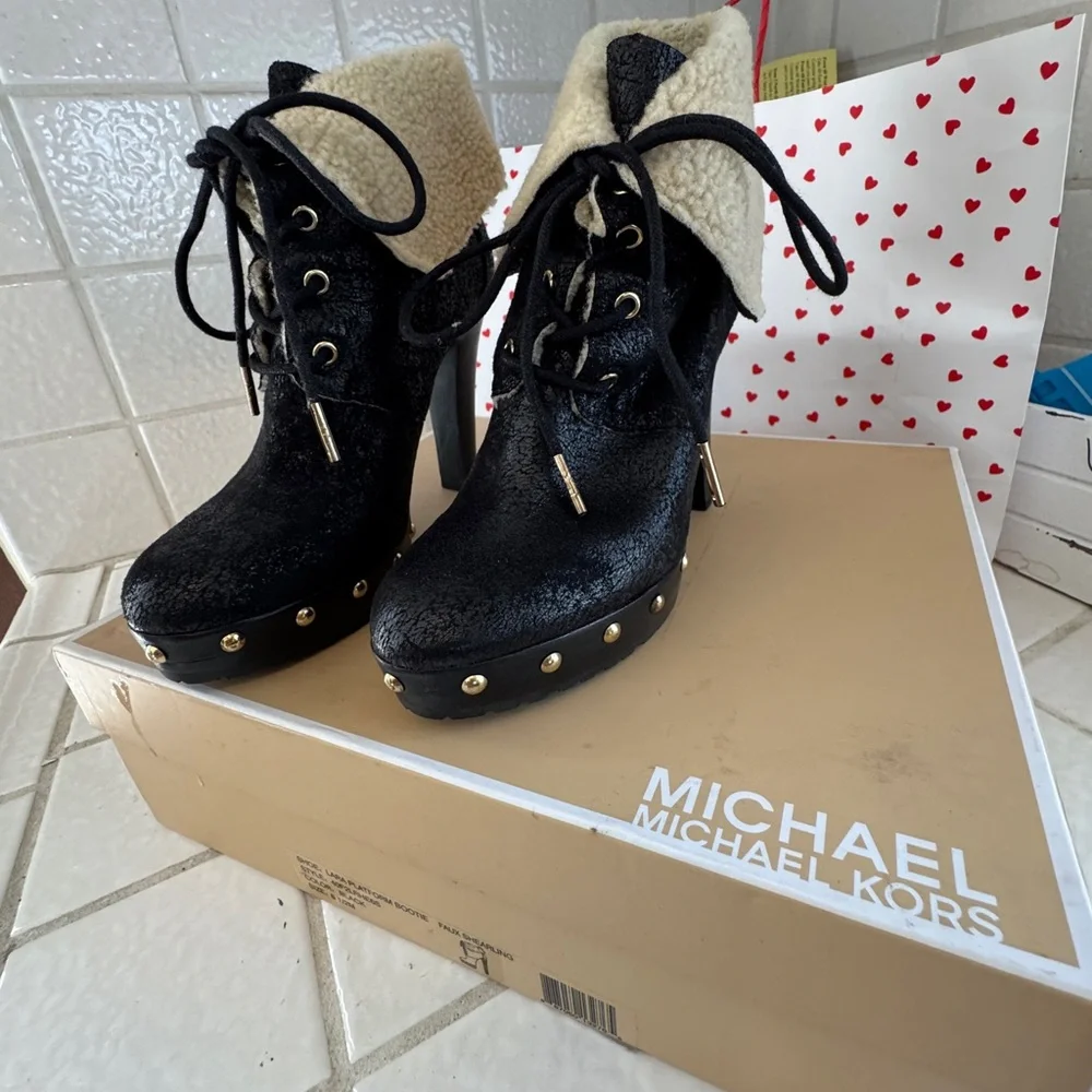 MICHAEL Michael Kors Black Lace-Up Platform Ankle Boots with Shearling Cuff - Picture 1 of 7